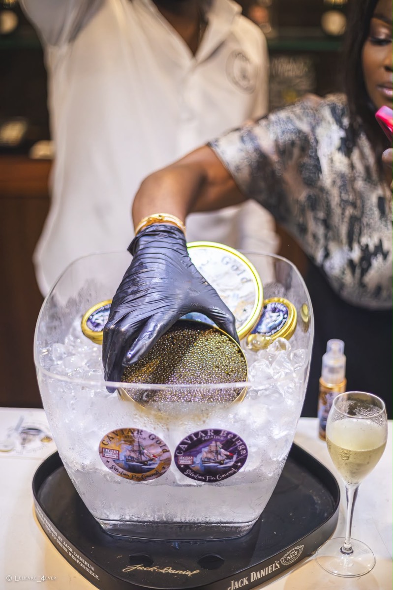 Ouverture d'une boîte de caviar sur glace