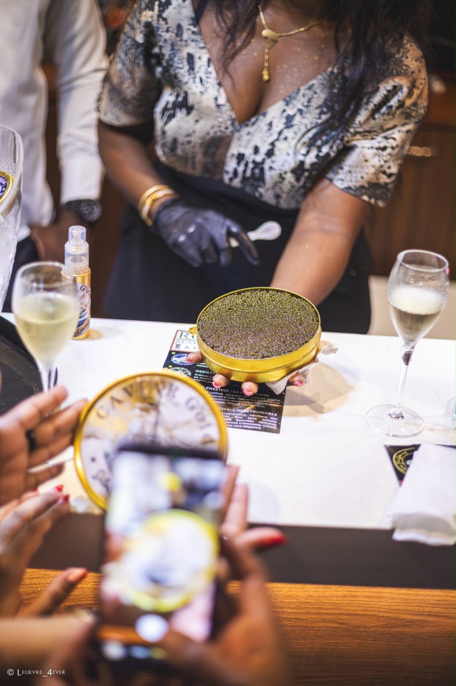 Service du caviar à la cuillère